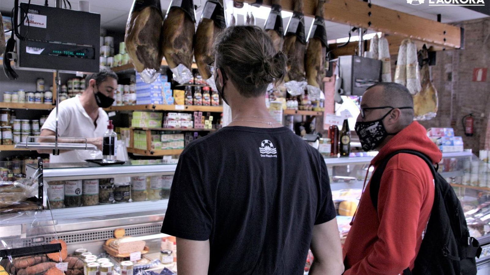 Vicent Alexandre acompanya un tripulant del Sea-Watch al Mercat Municipal de Borriana