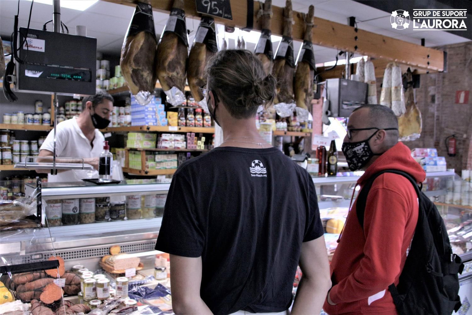 Vicent Alexandre acompanya un tripulant del Sea-Watch al Mercat Municipal de Borriana