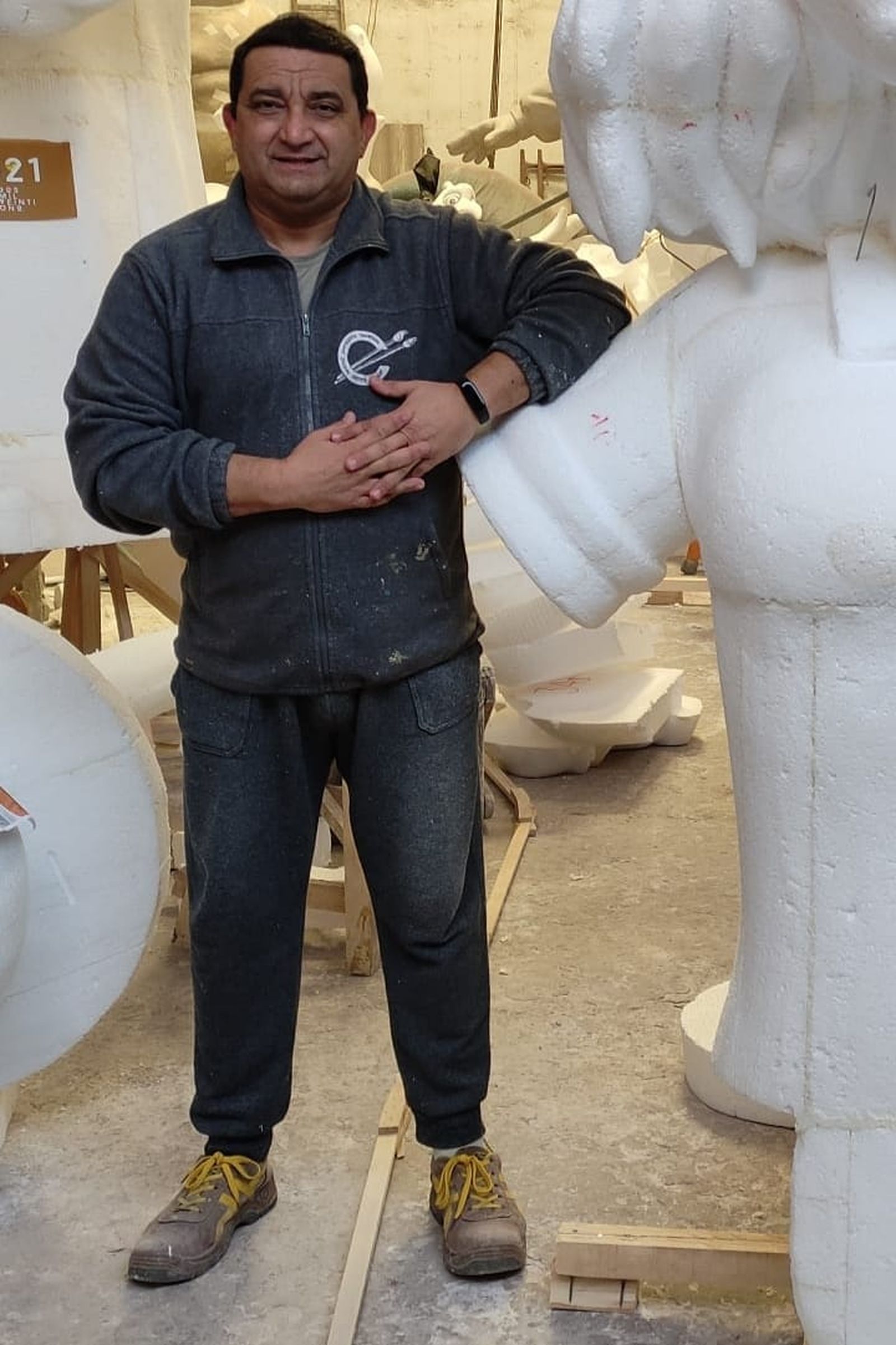 L' artista faller Ximo Esteve amb un tros de ninot de Díaz Ayuso.