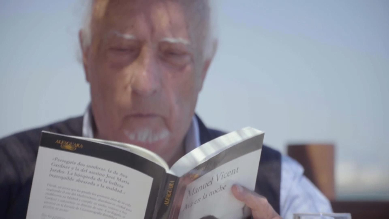 L'escriptor Manuel Vicent llegint la seua última obra 'Ava en la noche'