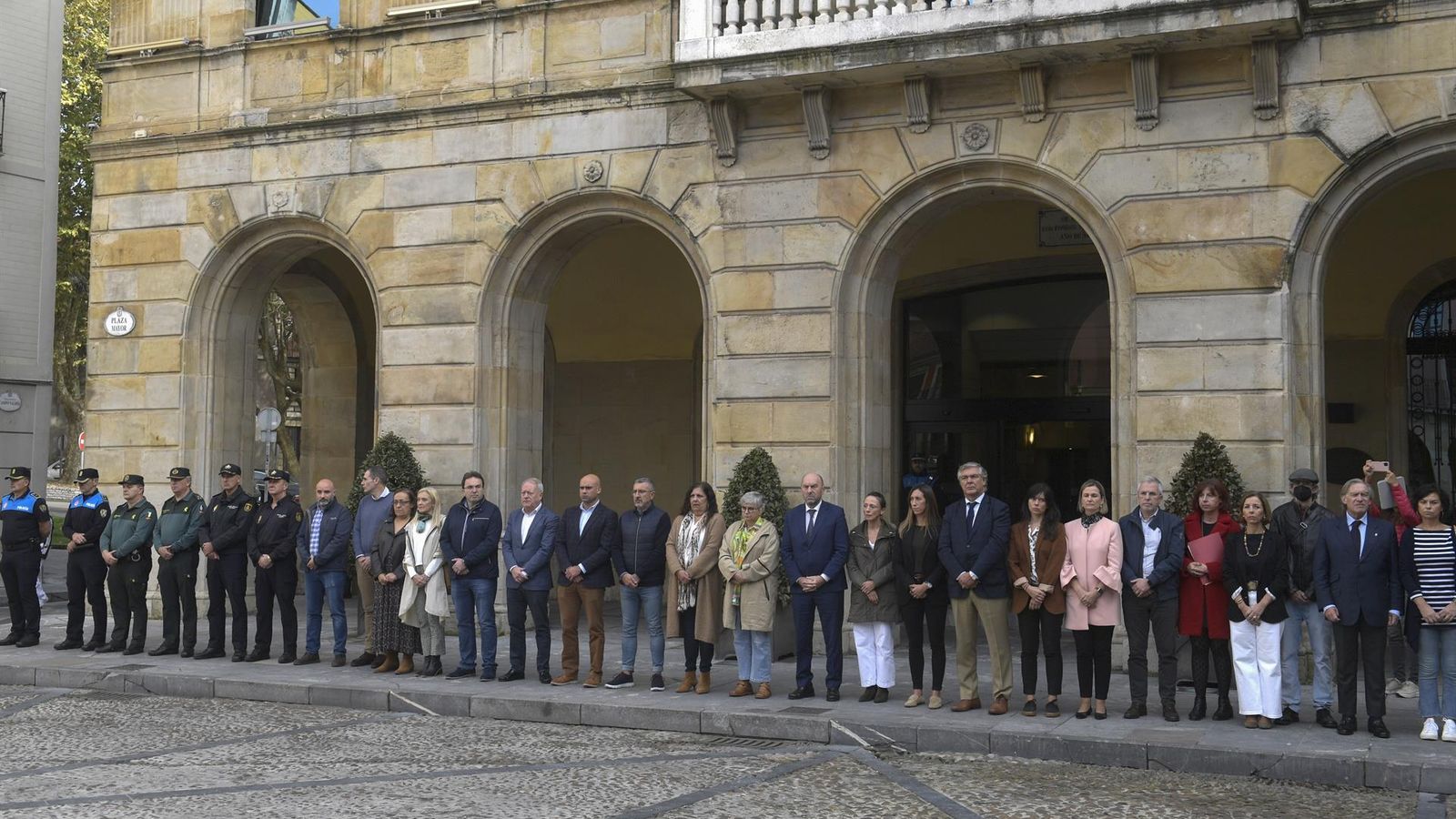 Concentració a les portes de l'Ajuntament de Gijón aquest dimecres en rebuig per la mort de la menuda Olivia