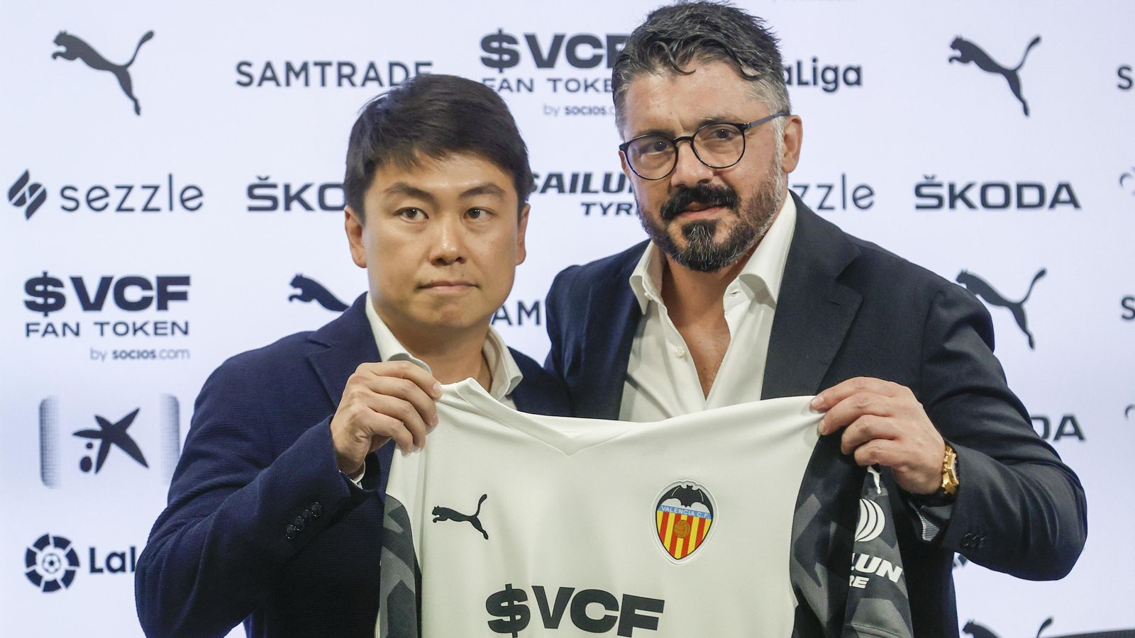 Sean Bai i Gennaro Gattuso posen amb una camiseta del València