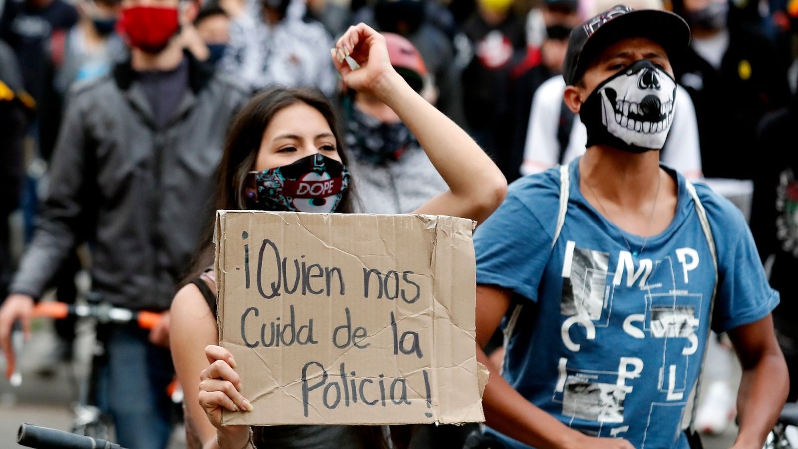 Manifestants participen en una protesta contra la violència policial, a Bogotà (Colòmbia)