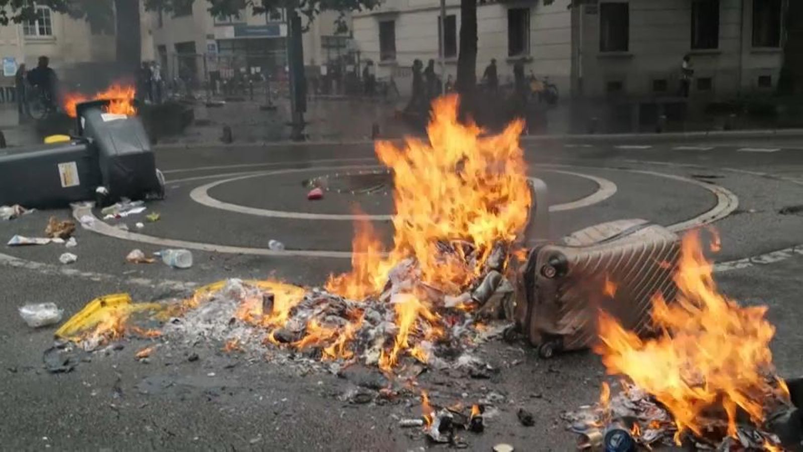 Almenys 500 detinguts en les protestes contra les retallades de despesa previstes per Macron a França