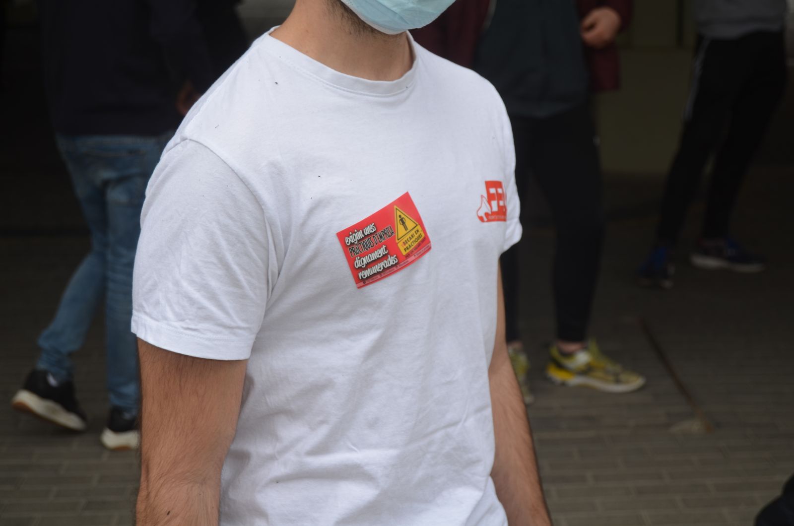 Un estudiant de la UPV amb una samarreta que mostra la reclamació