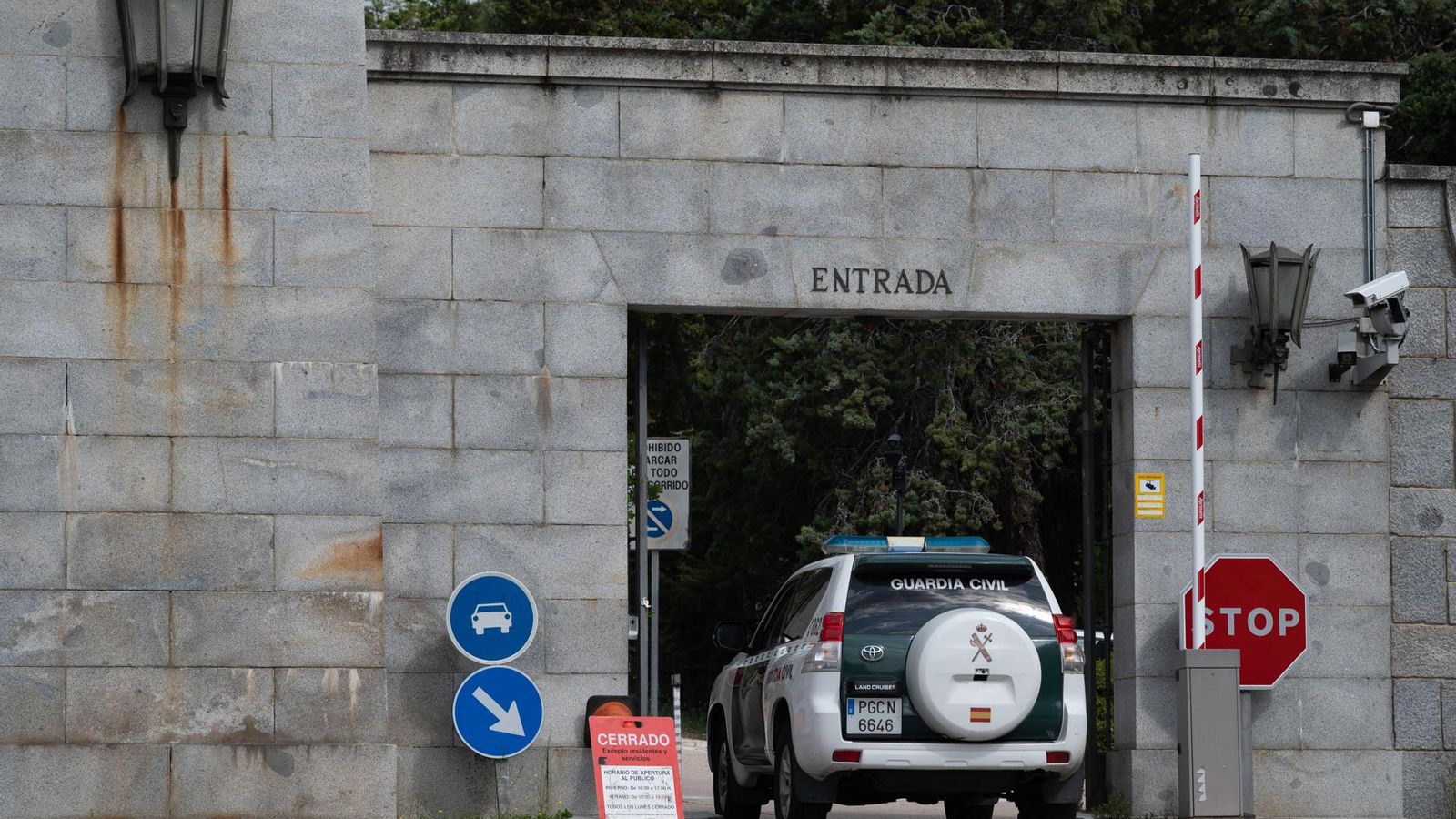 Vista de l'accés a la basílica de la vall de Cuelgamuros, aquest dilluns