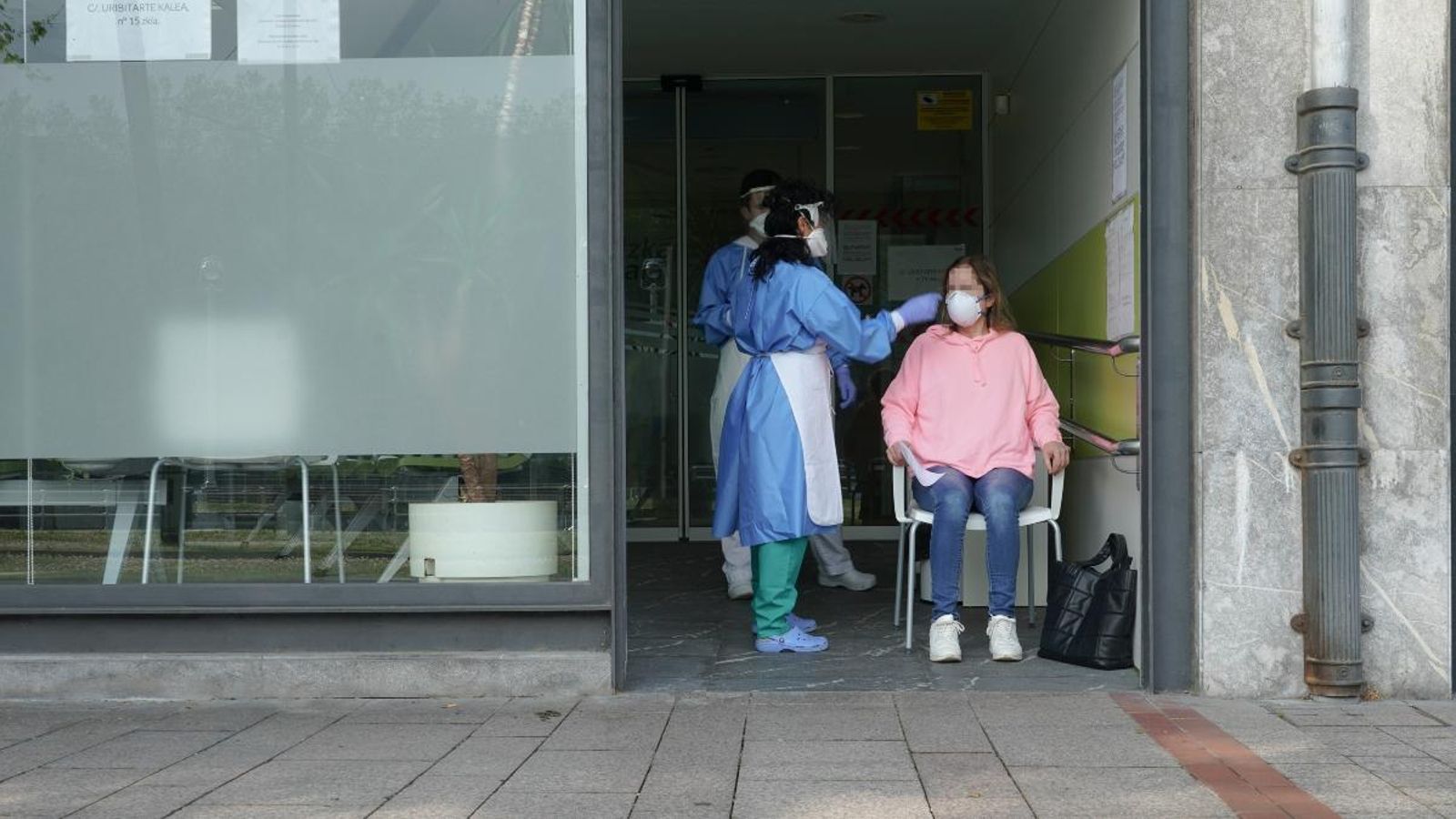 Sanitaris atenen una pacient a la porta d'un hospital