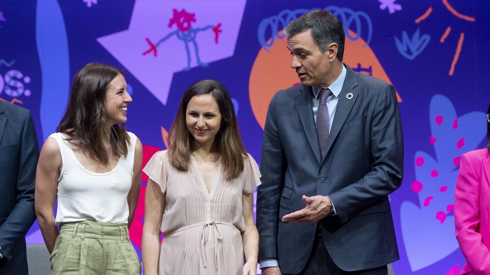 Les ministres Irene Montero i Ione Belarra, amb el president del govern espanyol, Pedro Sánchez