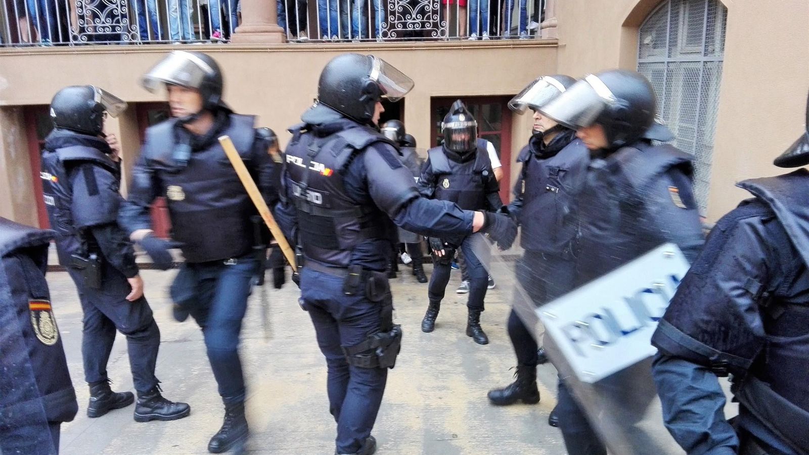 Agents de l'unitat antiditurbis de la Policia Nacional mobilitzats durant el referèndum de l'1 d'octubre a Catalunya