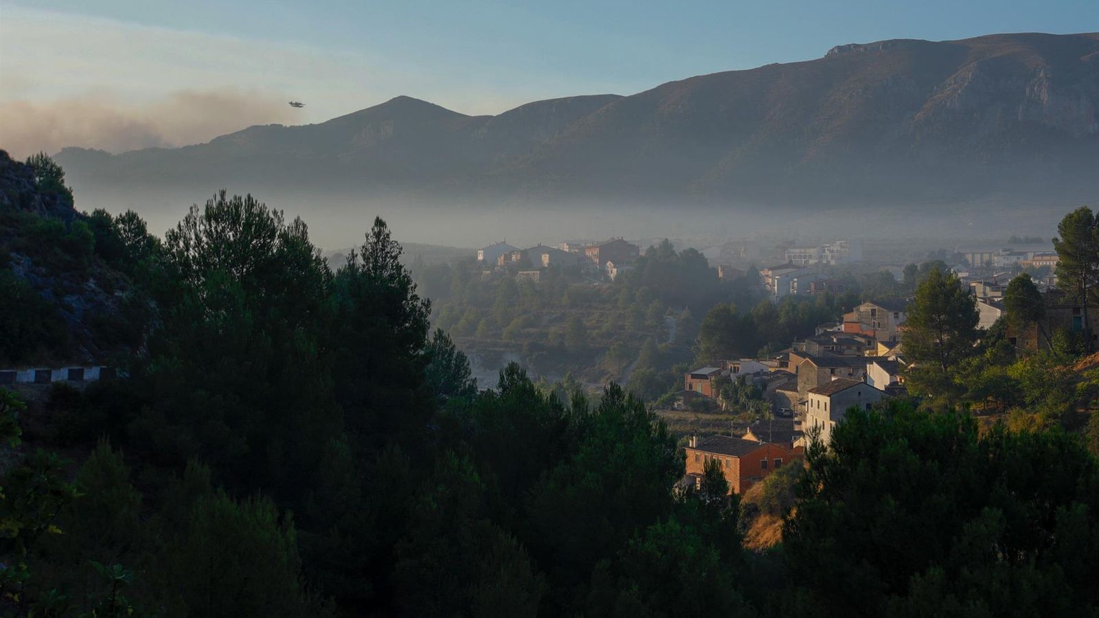Un mitjà aeri sobrevola la població de Planes