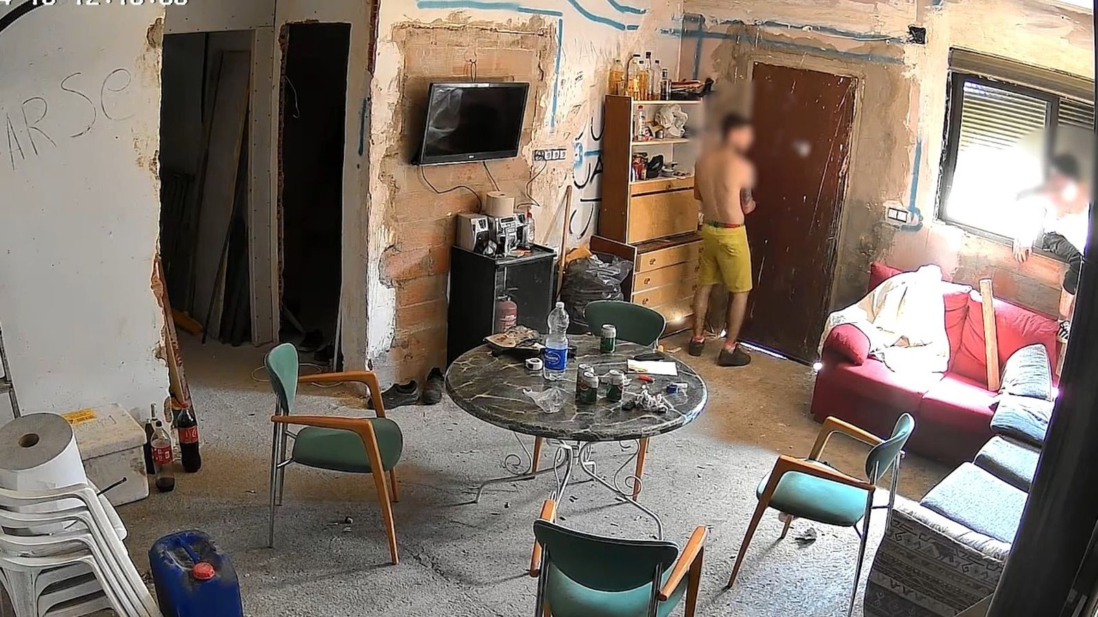 Els dos homes i la dona arrestats entraven a les vivendes en trencar la porta o les reixes