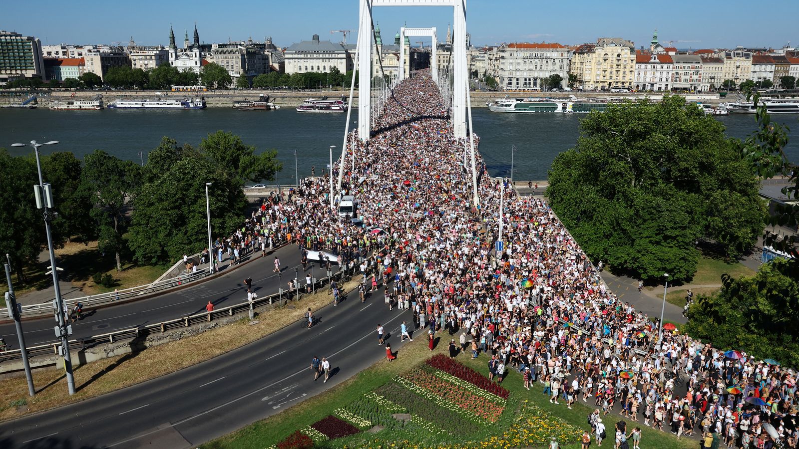 Un pont de Budapest atapeït de manifestants que han participat en la marxa en favor de la diversitat sexual