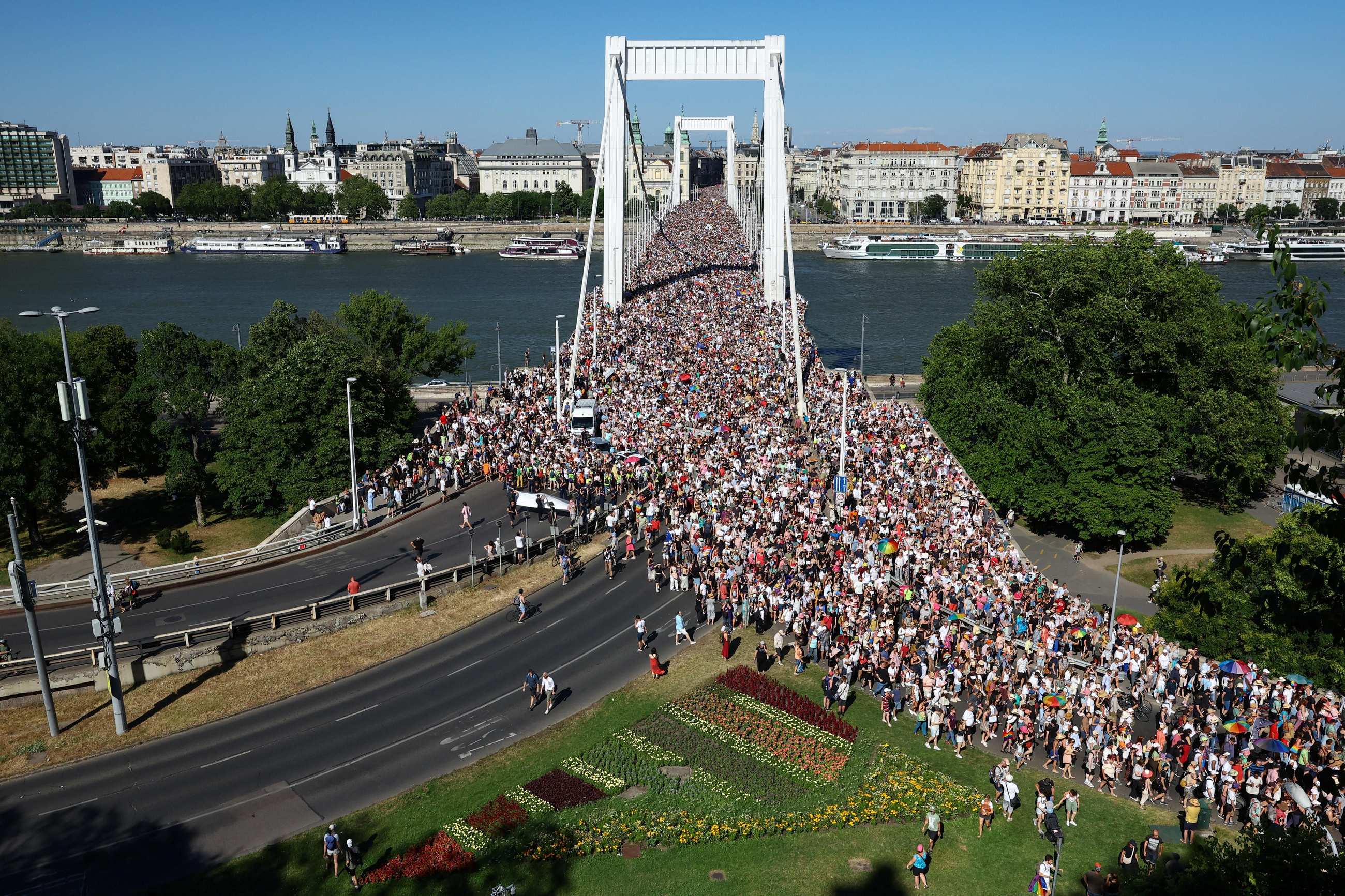 Un pont de Budapest atapeït de manifestants que han participat en la marxa en favor de la diversitat sexual Un pont de Budapest atapeït de manifestants que han participat en la marxa en favor de la diversitat sexual
