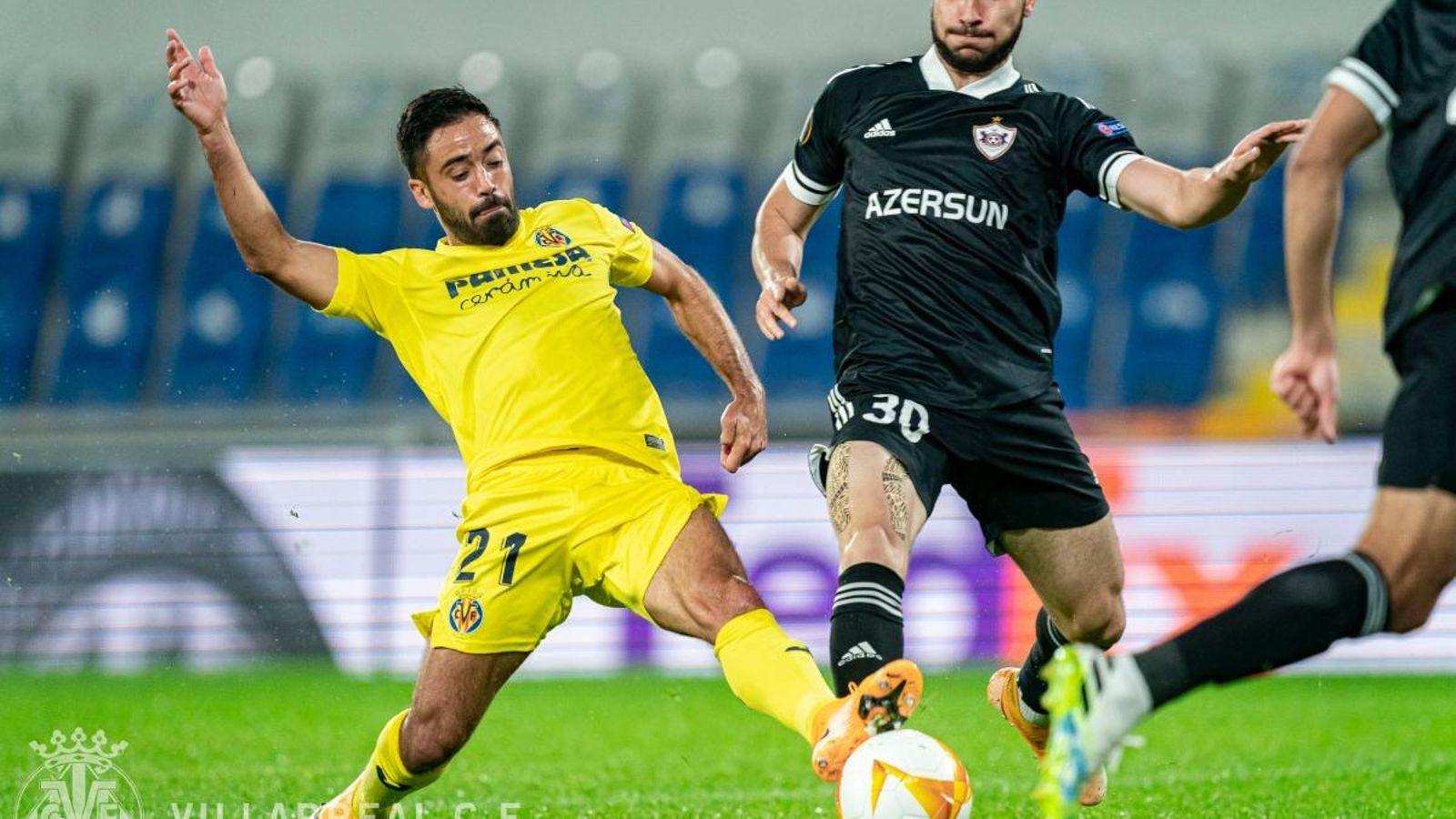 Jaume Costa lluita una pilota amb Hüseynov durant el partit de l'anada