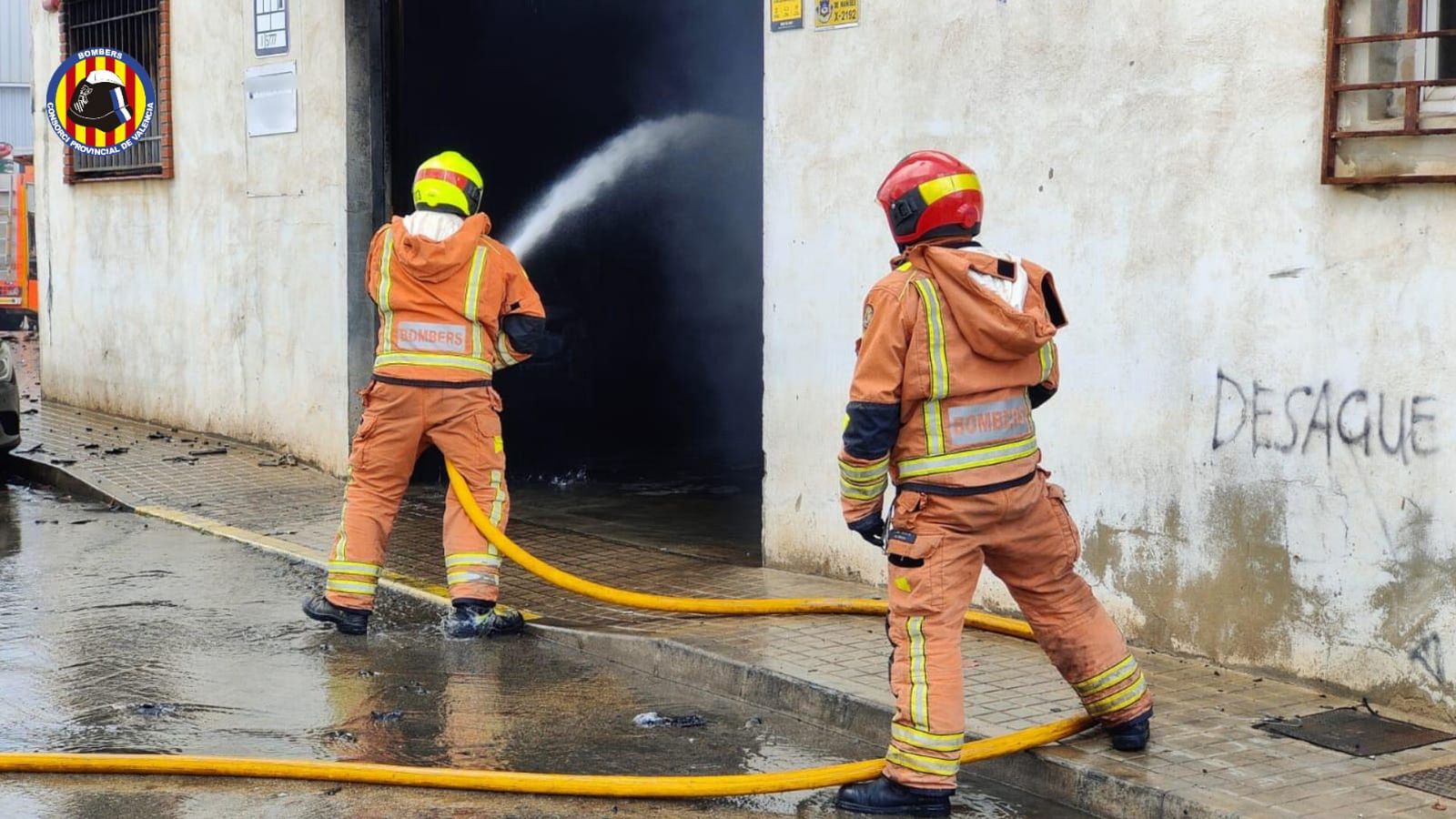 Un moment dels treballs dels bombers, a Manises