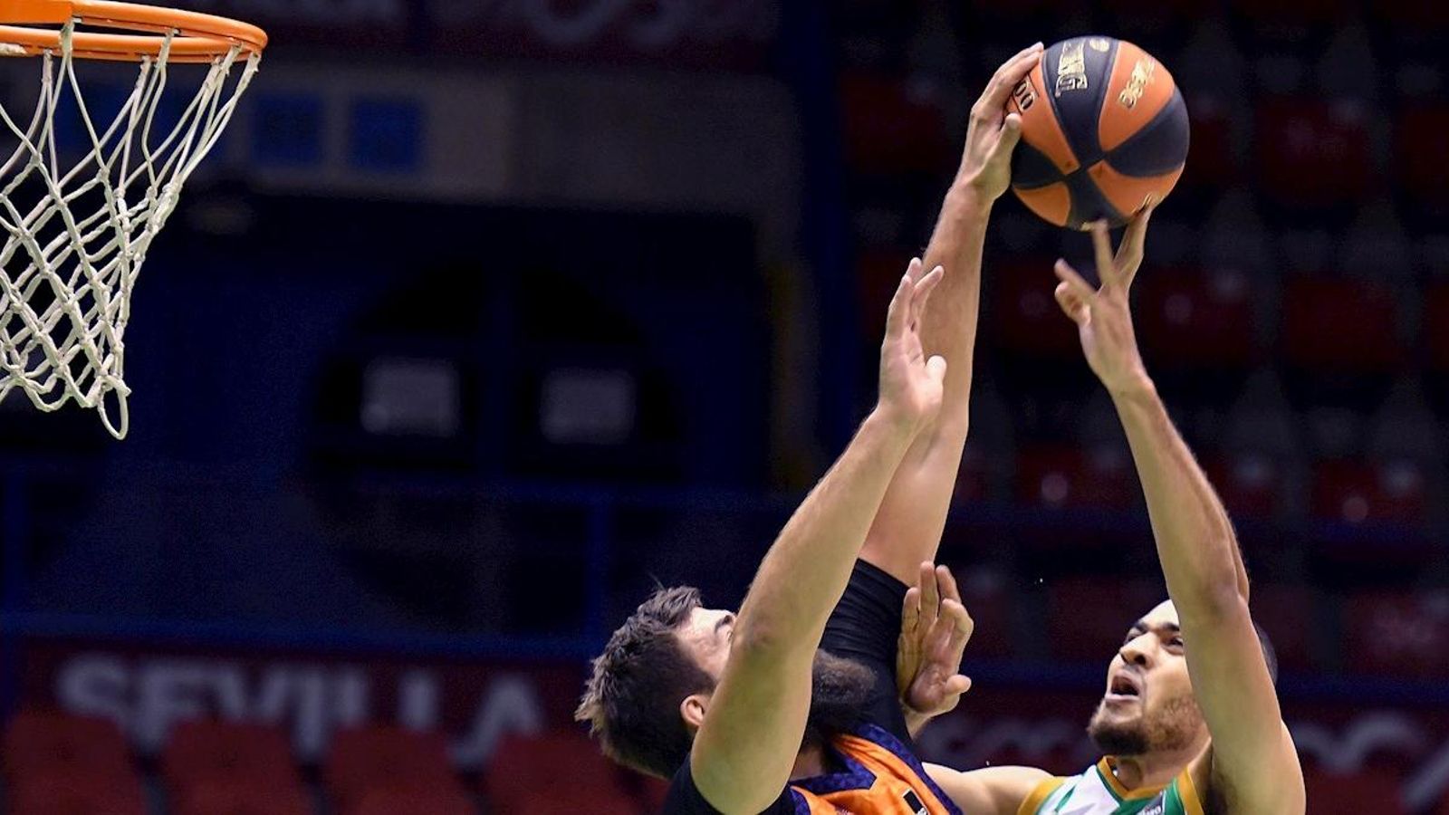 Bojan Dubljevic lluita per un rebot amb Ebi Enechioniya