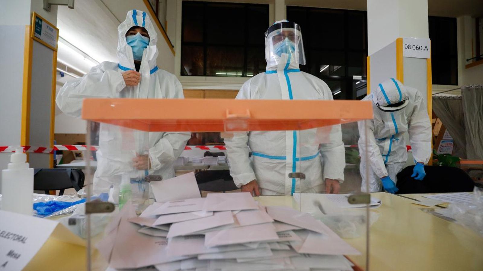 Membres d'una mesa electoral a Barcelona equipats amb EPI