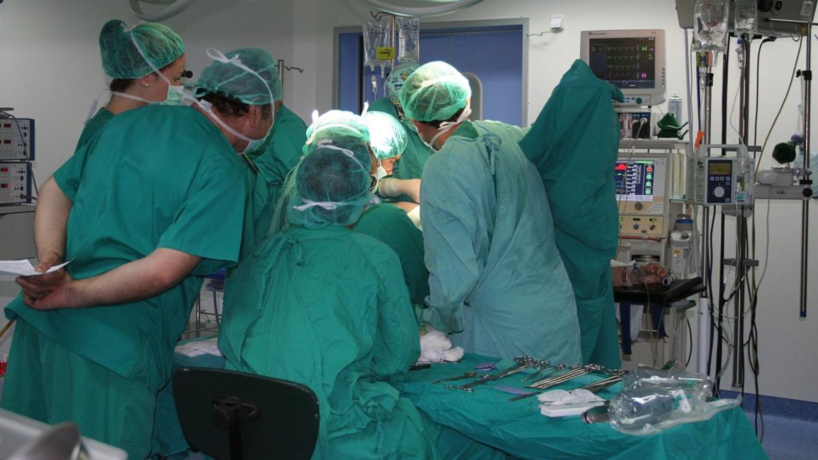 Un equip mèdic valencià realitza la confirmació de sexe de dona a home amb una única operació