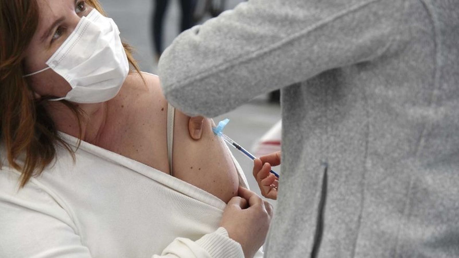 Personal sanitari inocula una dosi de la vacuna contra la Covid-19