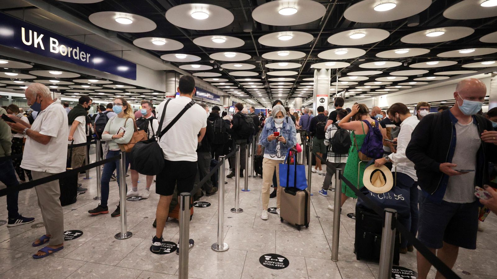 Passatgers britànics fan cua per a passar el control de fronteres en l'aeroport de Heathrow, a Londres