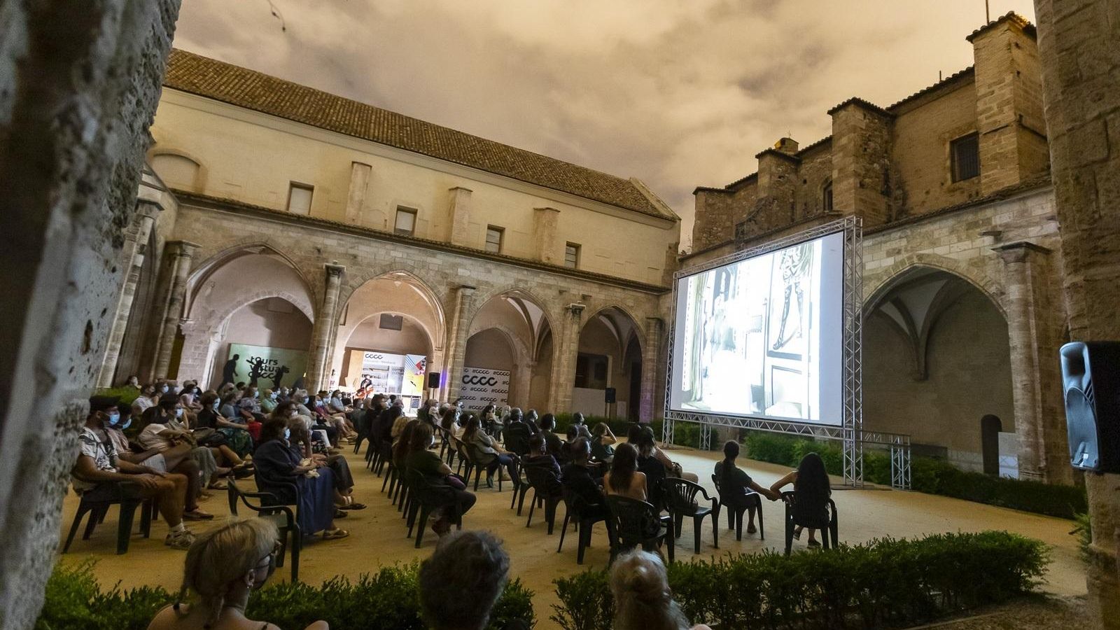 Sessió de cinema a l'aire lliure al claustre del Centre del Carme