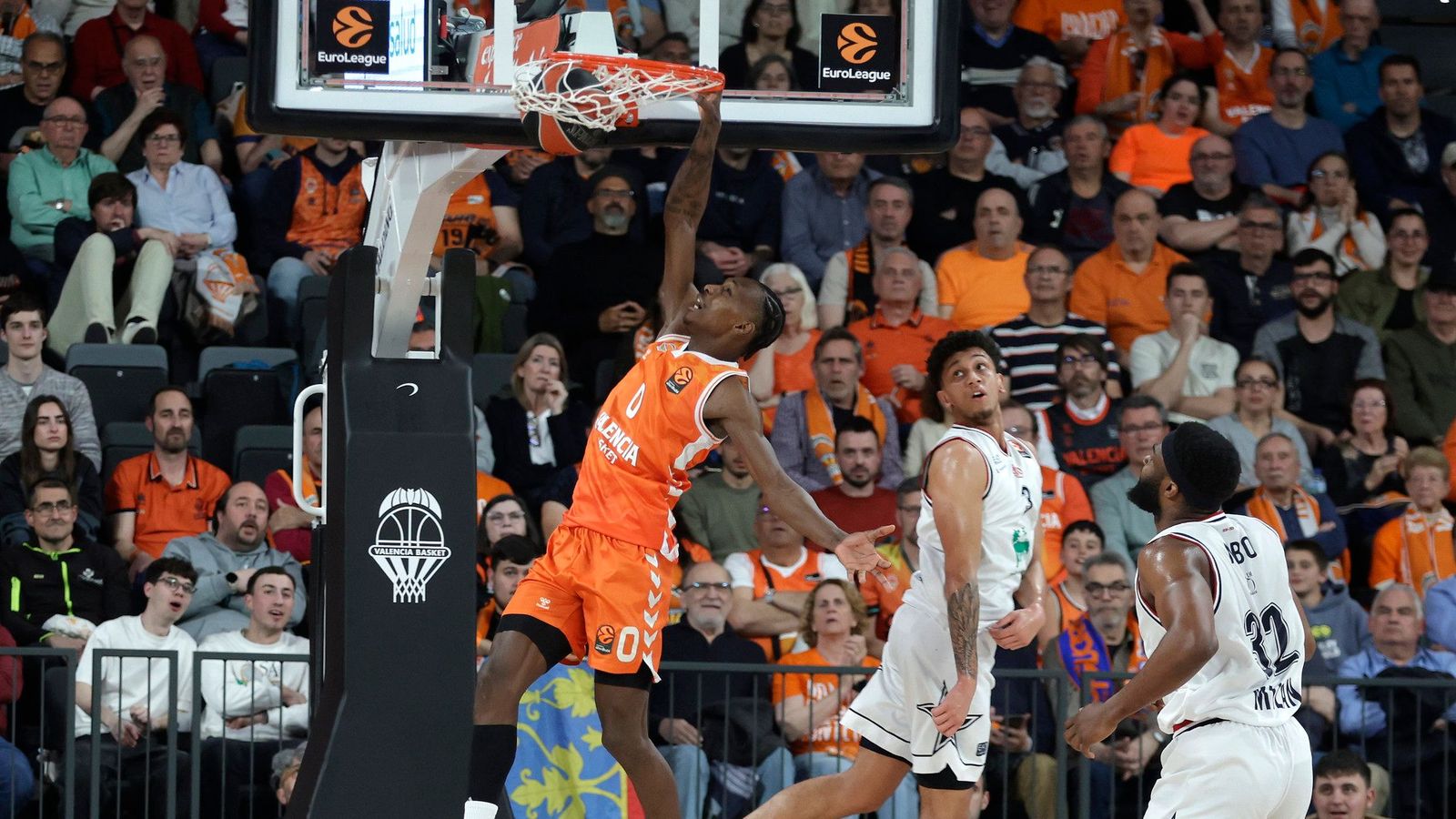 Brancou Badio esmaixa la cistella en un partit d'Eurolliga