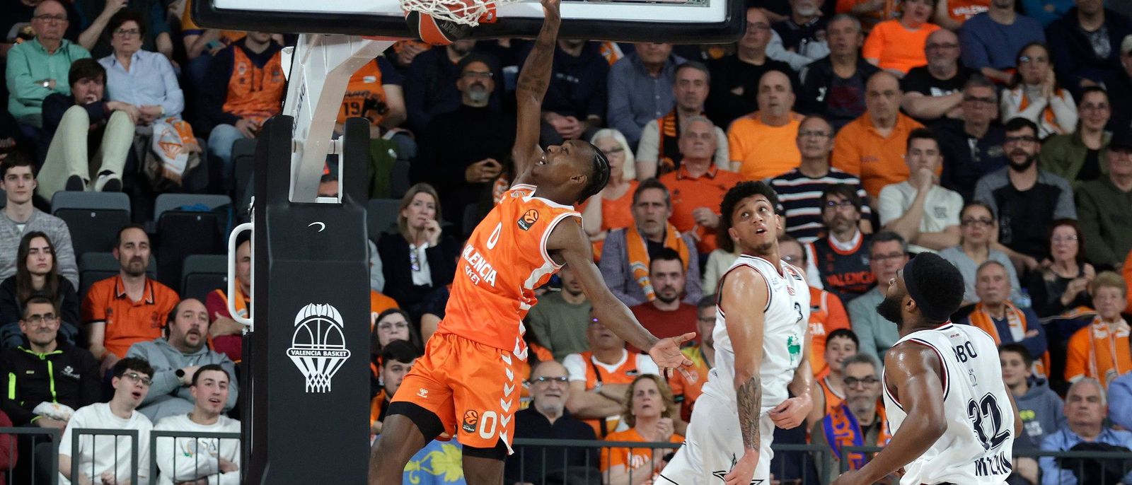 Brancou Badio esmaixa la cistella en un partit d'Eurolliga