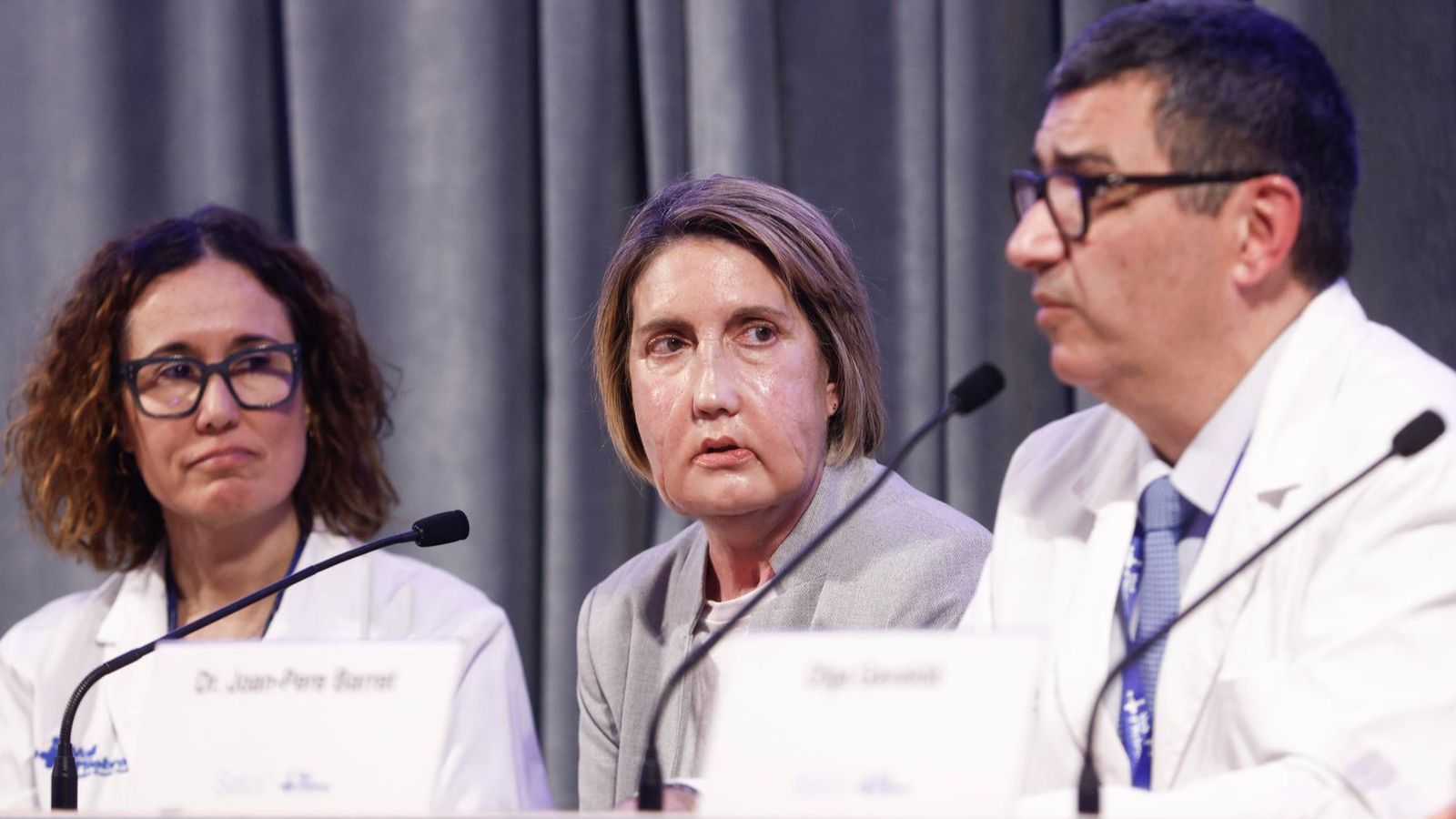 Carmen, al centre, ha sigut la primera pacient del món en rebre un trasplantament parcial de cara