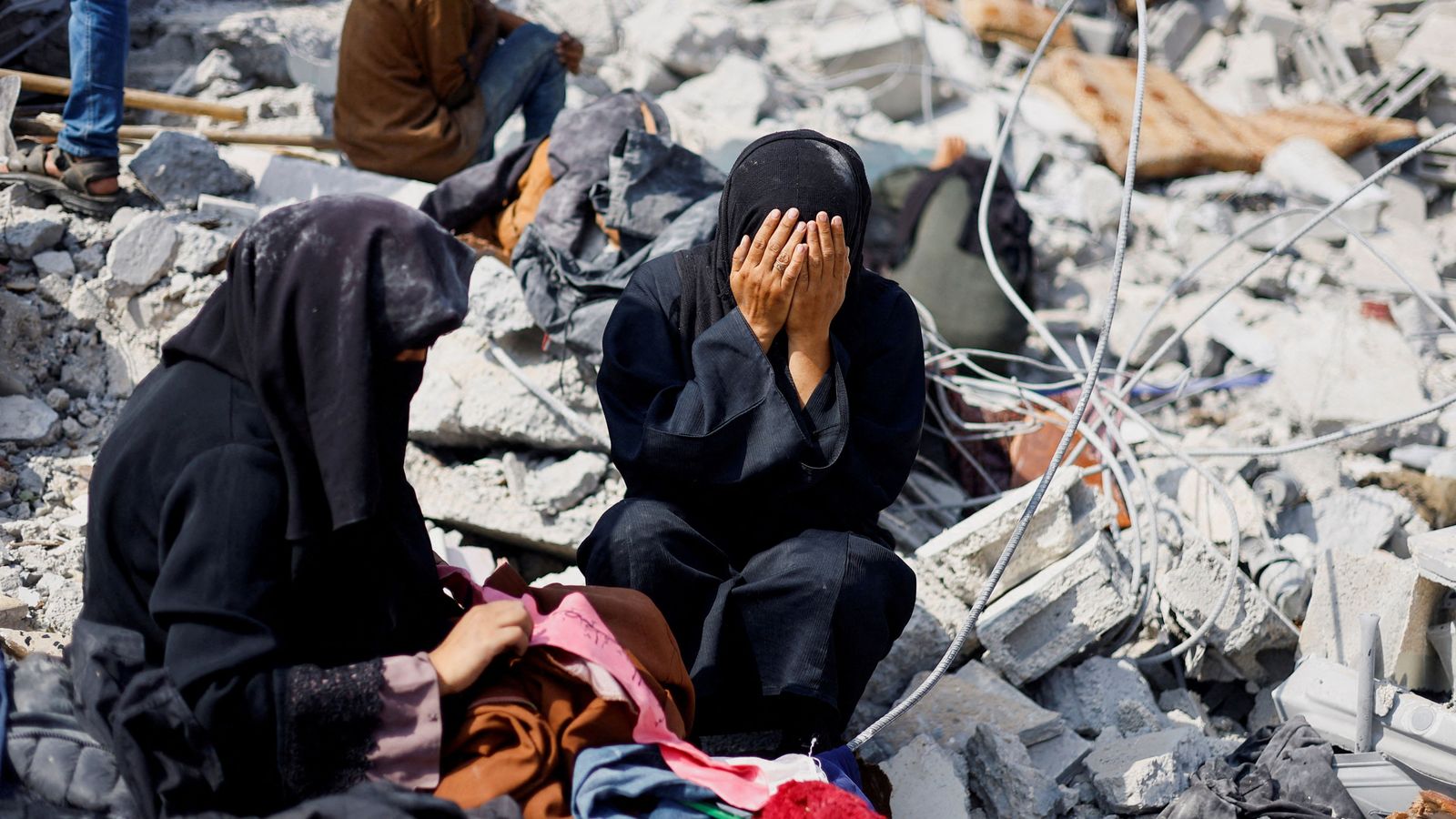 Una palestina plora durant la cerca de la mare entre els enderrocs de sa casa, a Khan Yunis