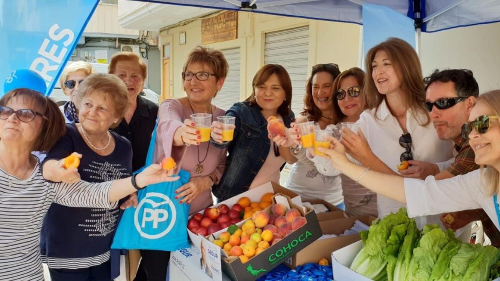 La presidenta del PP, Isabel Bonig, durant la visita al mercat de Benifaió