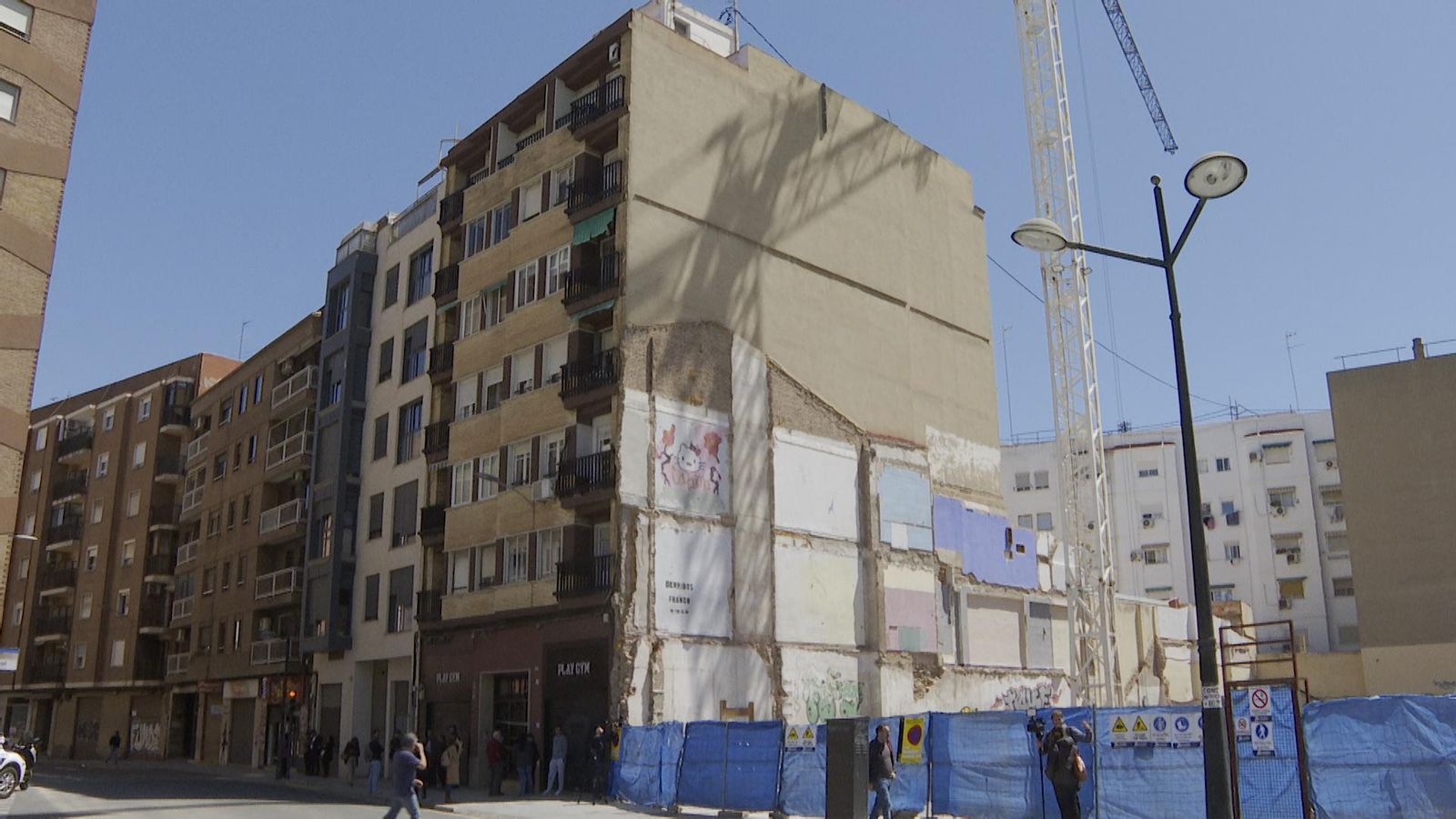 Finca desallotjada a València per uns clevills