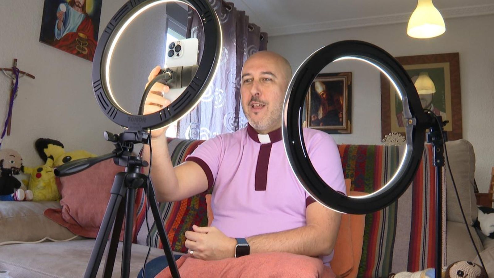 Mossén Voro, rector d'Alfafar-Benetússer, fa directes a TikTok