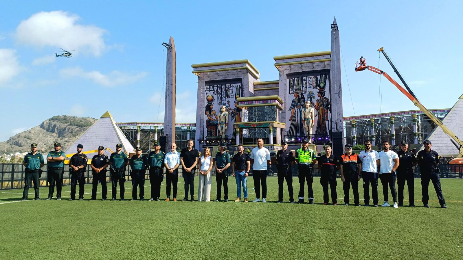 La delegada del Govern de la C. Valenciana, Pilar Bernabé, amb autoritats policials i municipals a Cullera / NTC