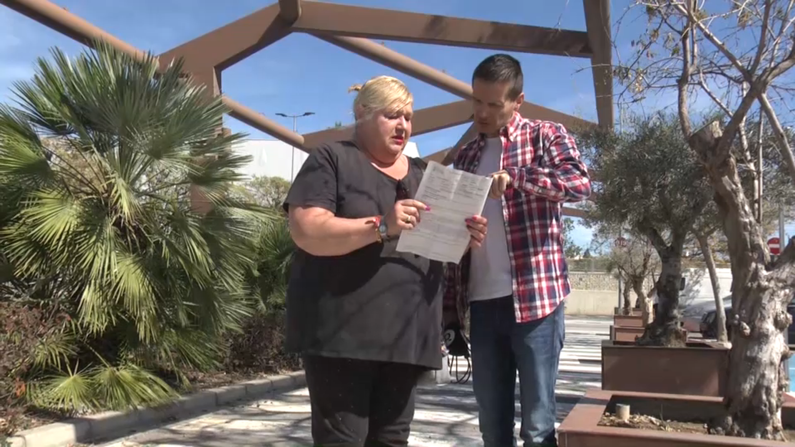 Maria Dolores Torregrosa amb el periodista d'À Punt NTC, Pere Conca