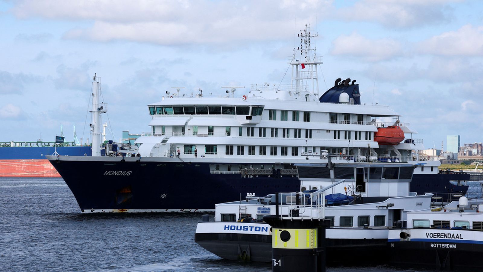 El creuer MV Hondius arriba al port de Rotterdam