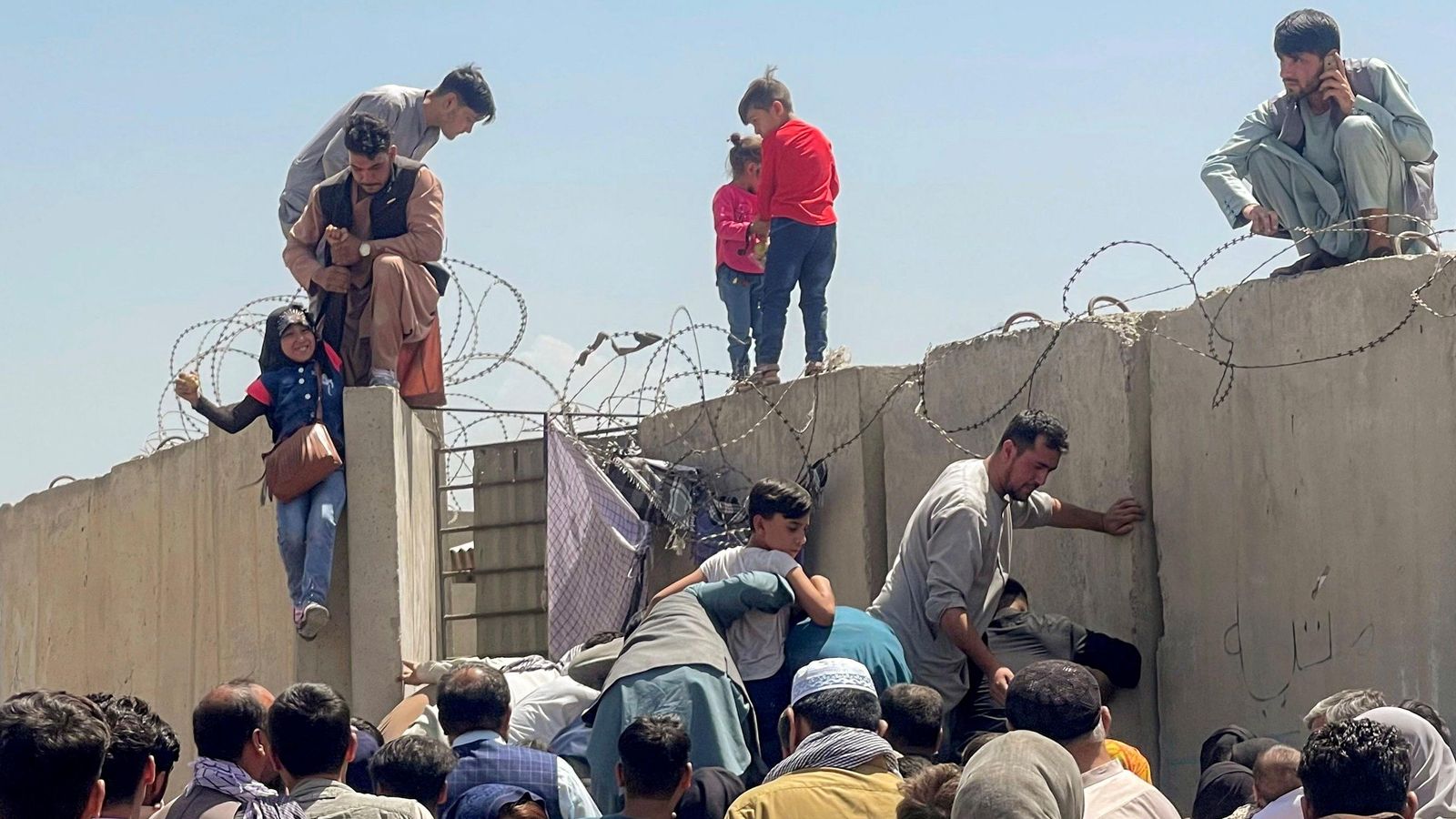 Ciutadans afganesos intenten entrar dins de l'aeroport de Kabul