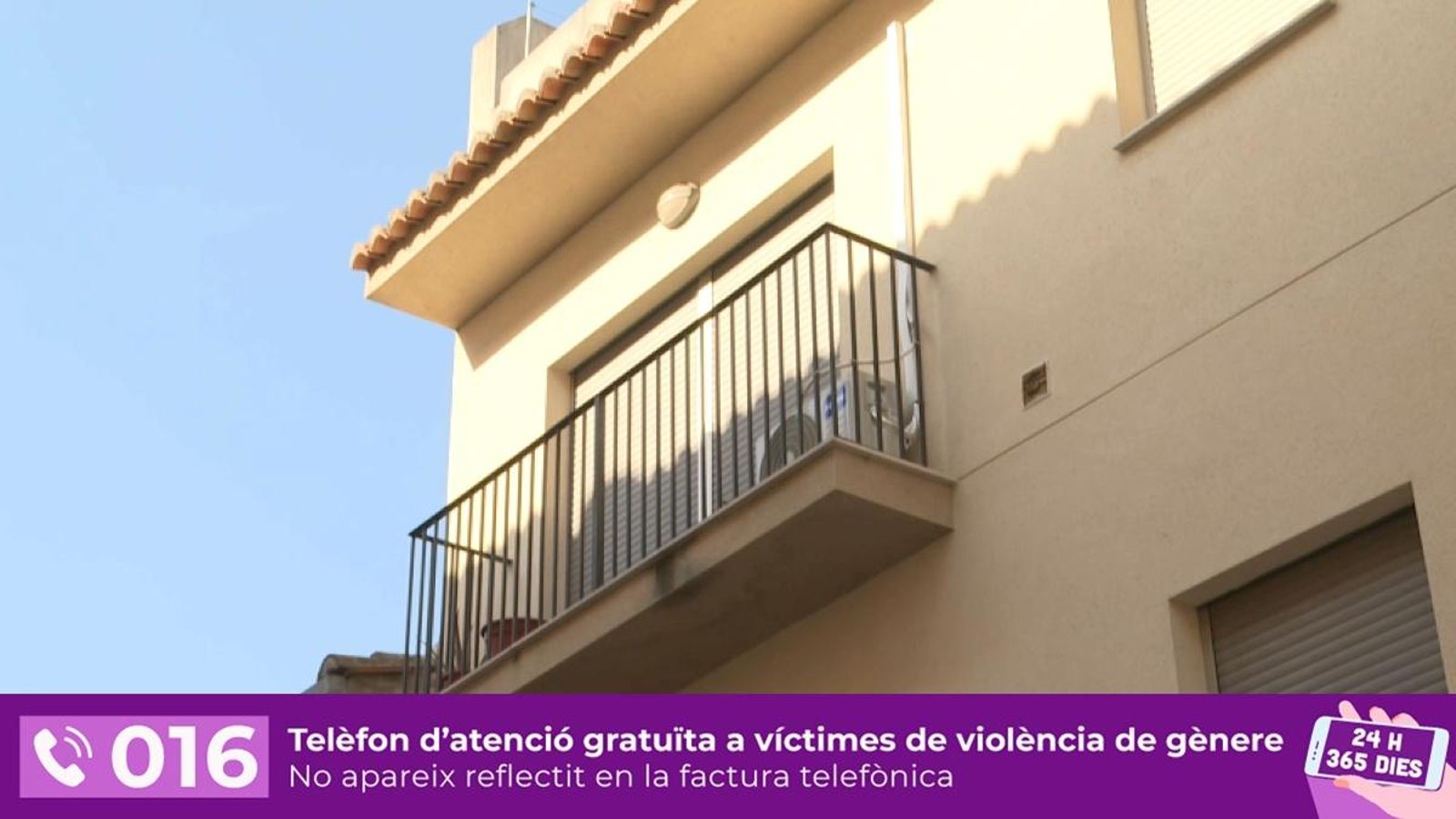 Imatge del balcó des d'on va saltar la víctima, al Palomar Imatge del balcó des d'on va botar la víctima, a Palomar
