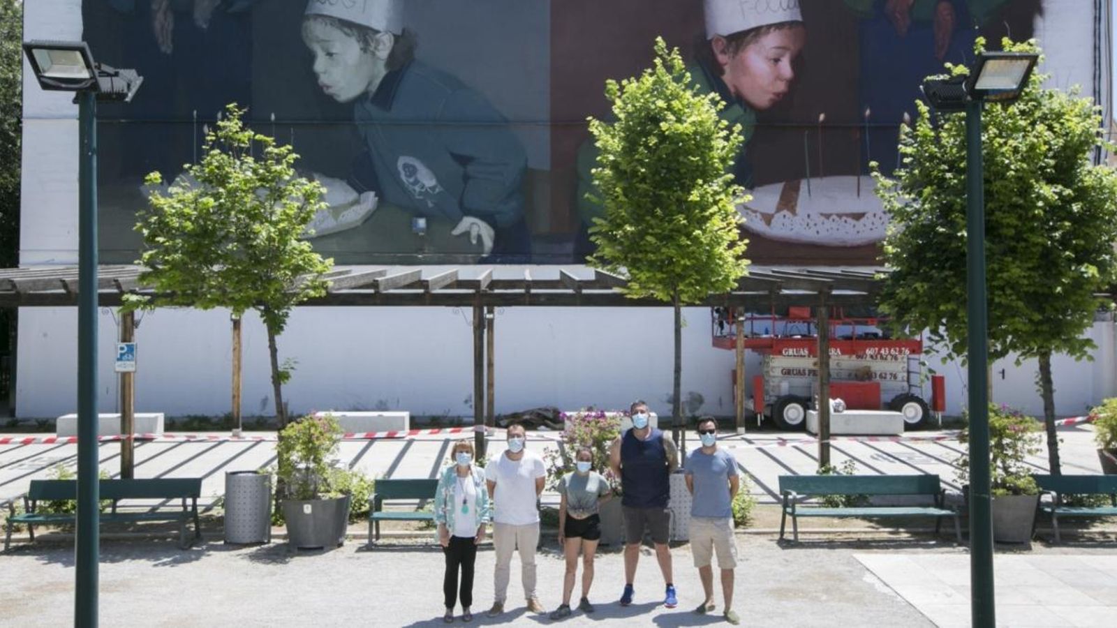 El mural, ubicat al jardí de la Casa de Cultura de la capital de la Safor, ocupa un espai de 18 x 7 metres