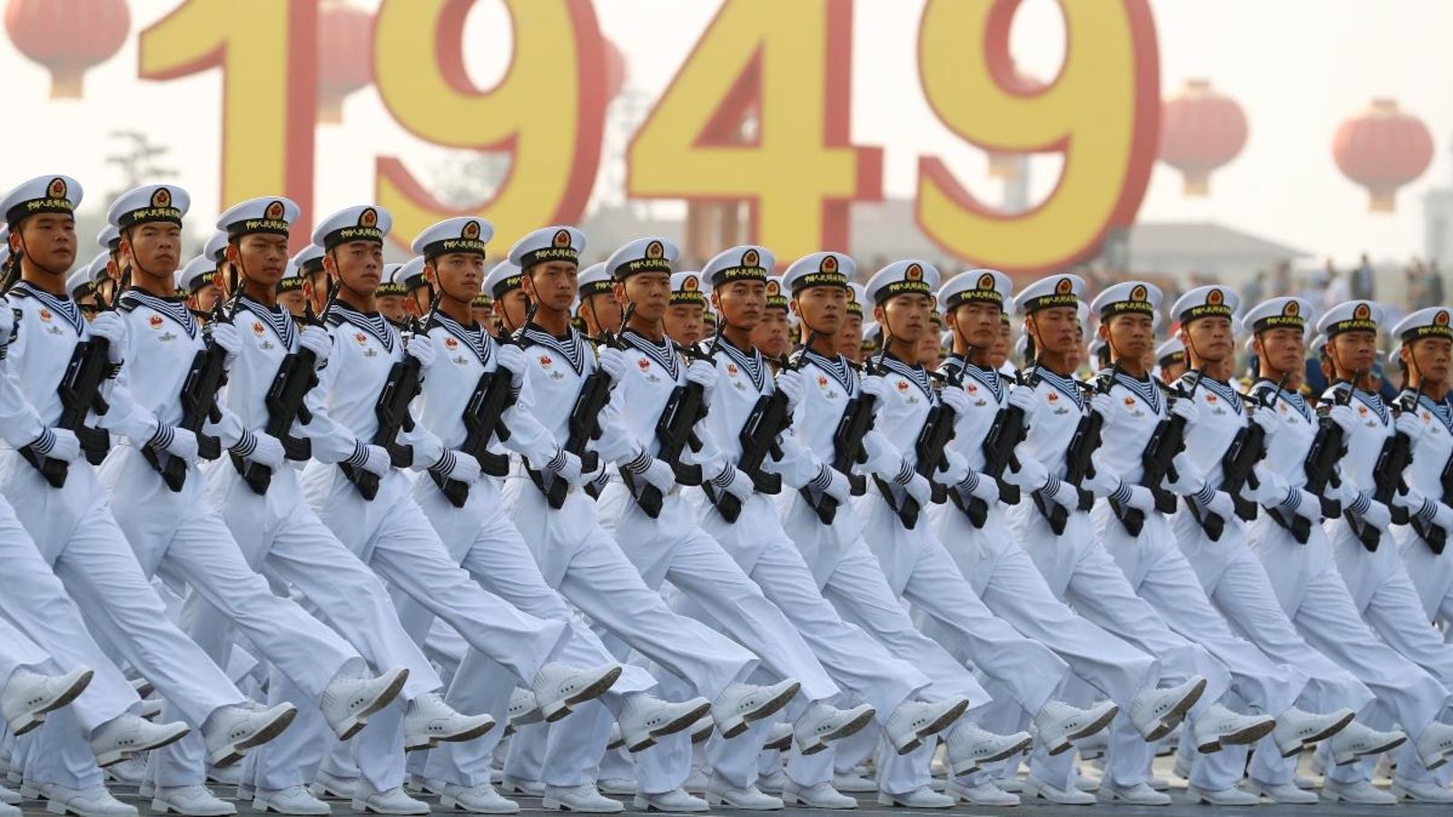 Soldats de l'Exèrcit Popular d'Alliberament (EPL) marxen en formació a la plaça de Tiananmen, a Pequín, la Xina