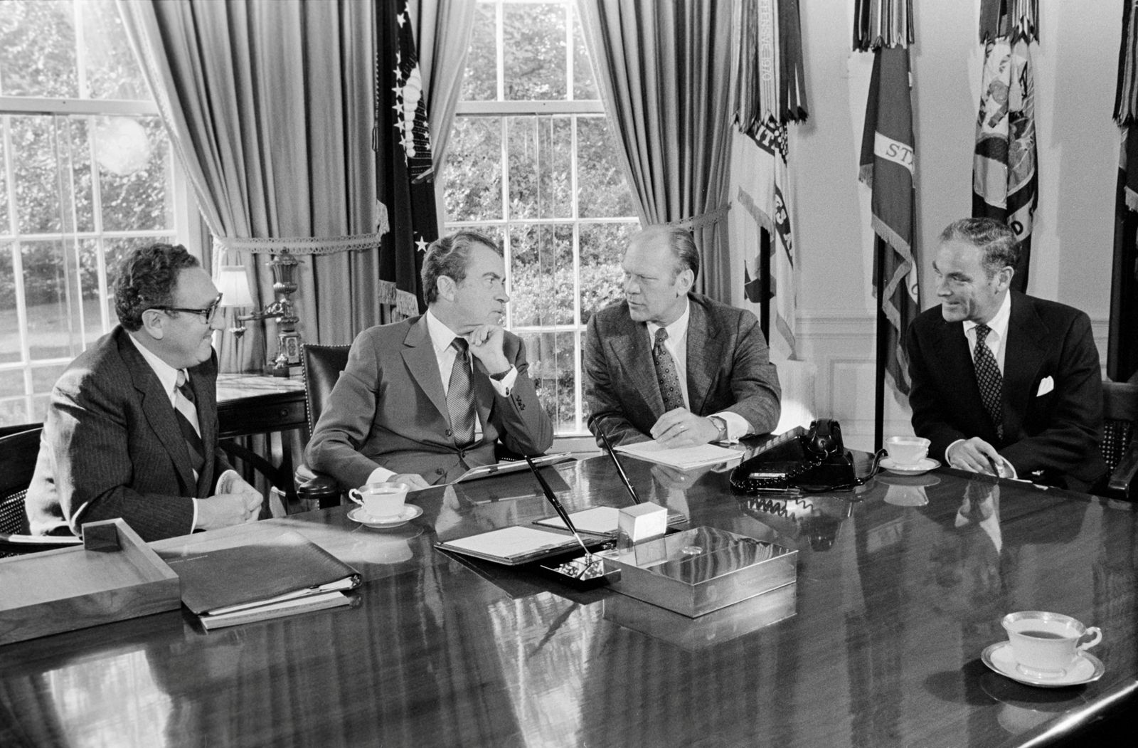 El secretari d'Estat Henry Kissinger amb el president dels EUA Richard Nixon, el vicepresident Gerald Ford i el cap de gabinet Alexander Haig Jr., a l'Oficina Oval, a Washington, el 13 d'octubre del 1973