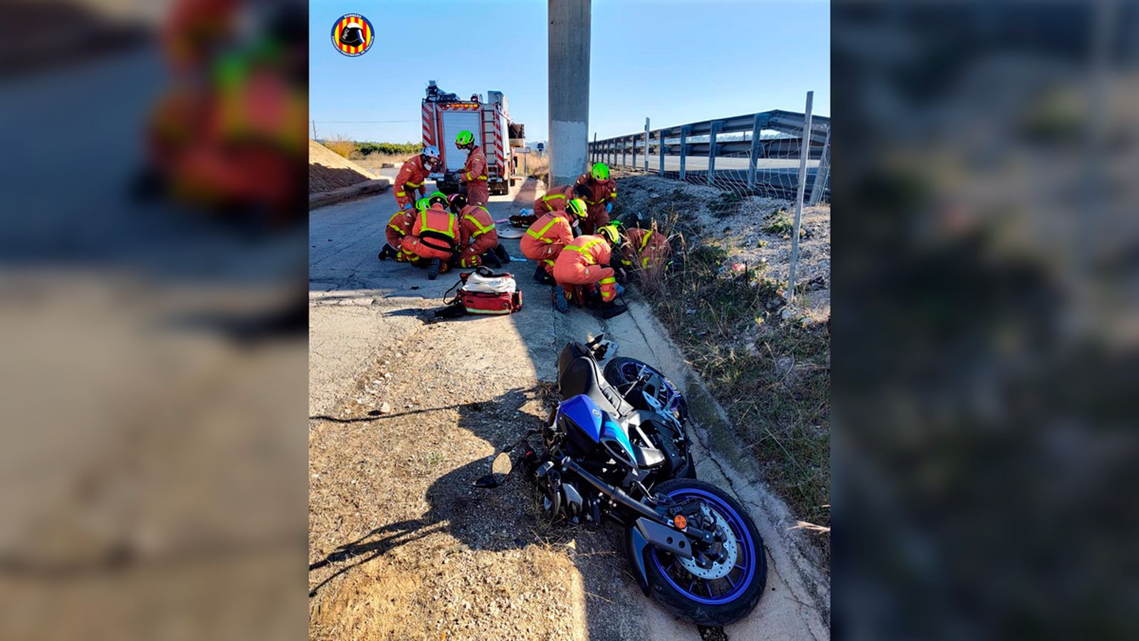 Bombers assiteixen als accidentats en el pont sobre l'A7 a Torrent