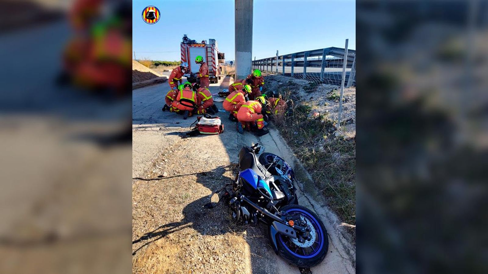 Bombers assiteixen als accidentats en el pont sobre l'A7 a Torrent