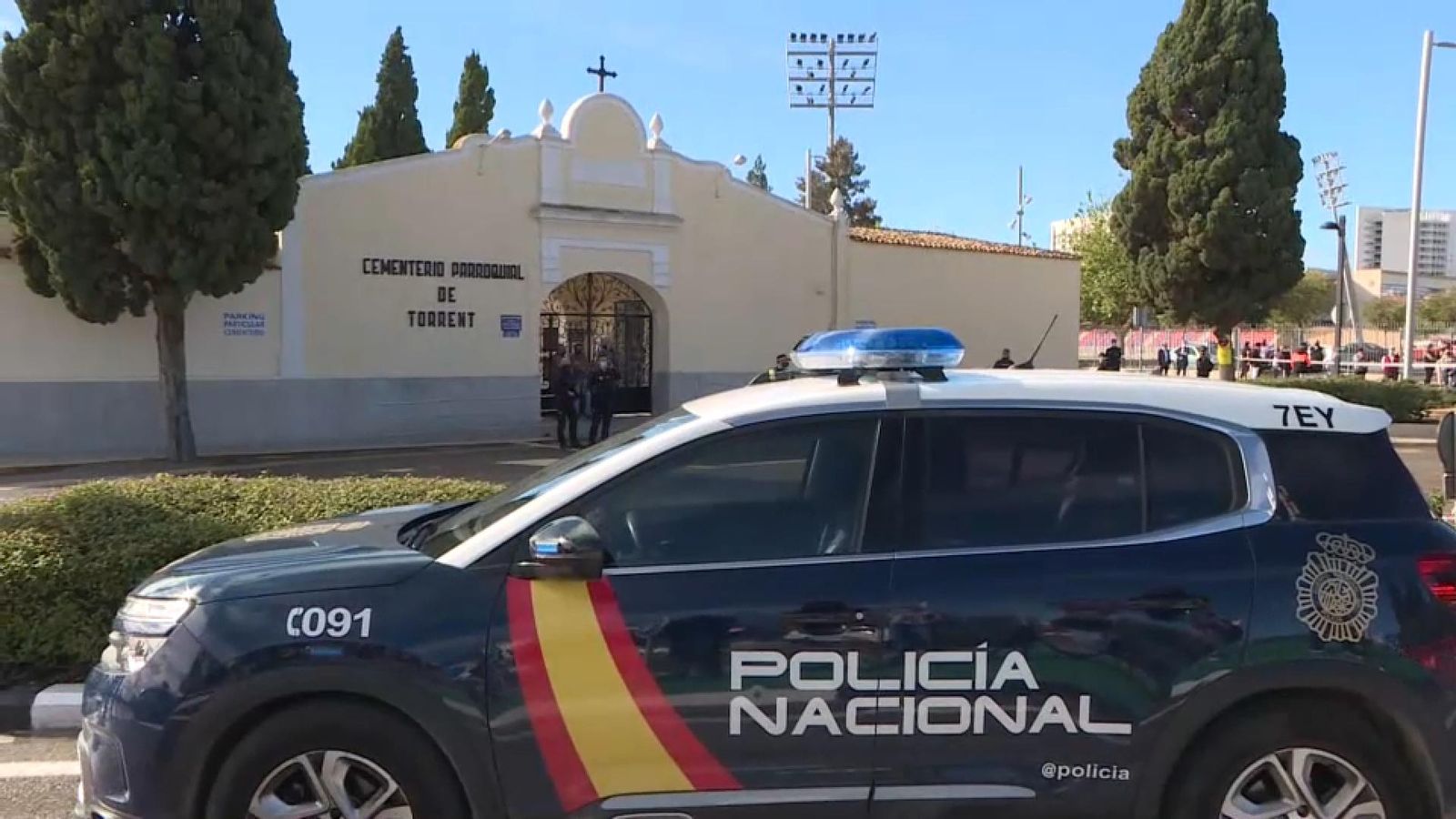 Agents de la Policia Local i Nacional vigilaran els accessos al cementeri de Torrent per a garantir la seguretat ciutadana