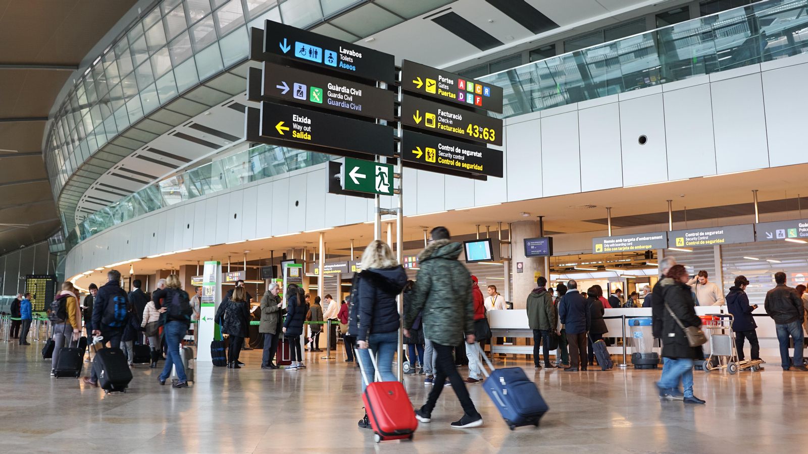 Turistes a l'aeroport de València