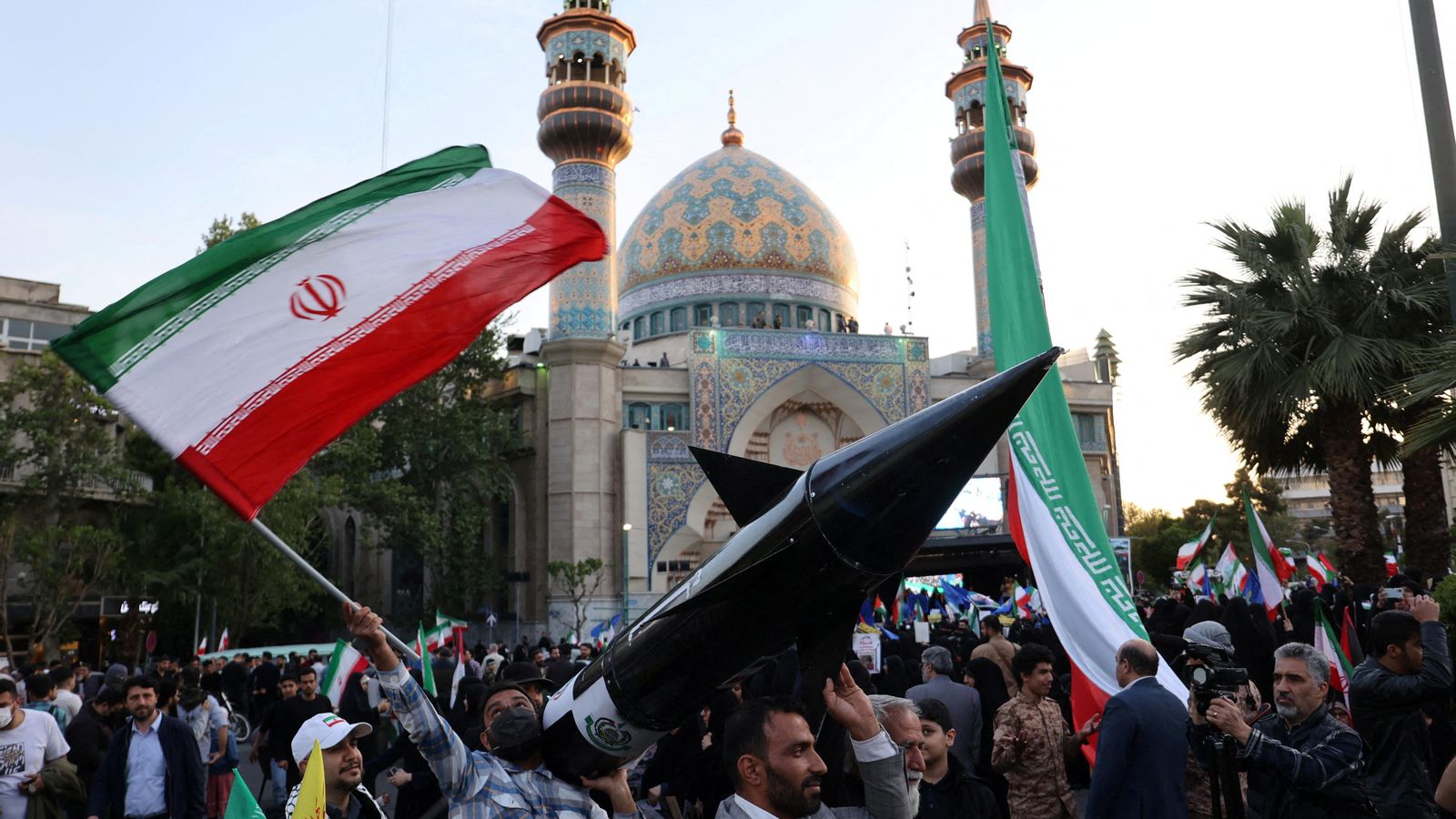 Iranians exhibeixen banderes i la recreació d'un míssil en una manifestació a Teheran posterior a l'atac israelià a la seua ambaixada