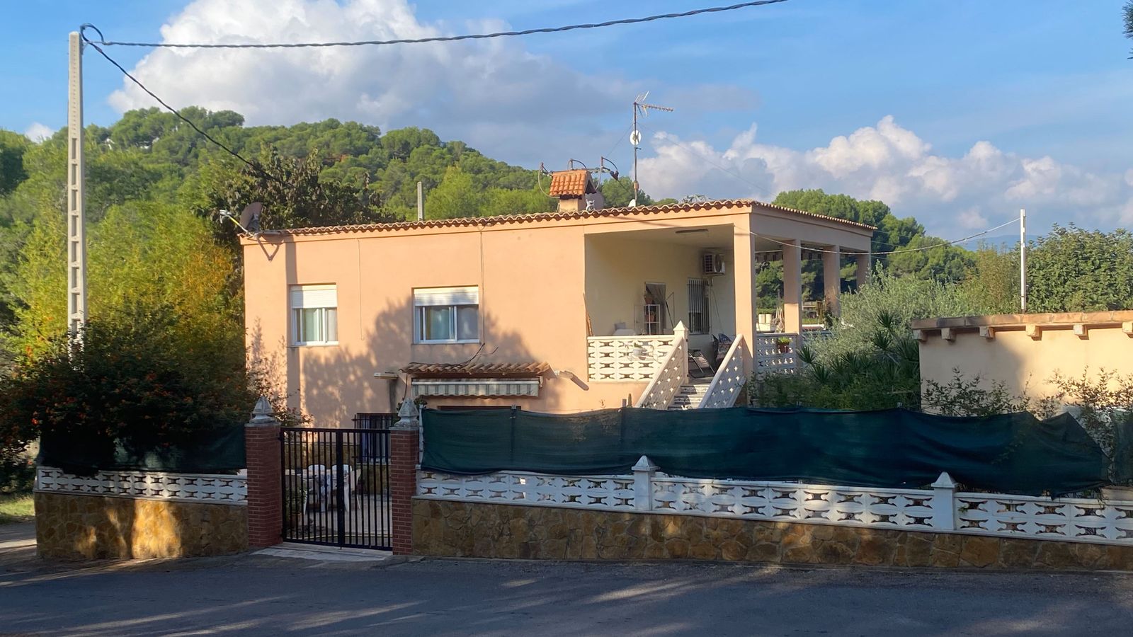 En imatge, el xalet en què s'administraven els "retirs espirituals" amb drogues