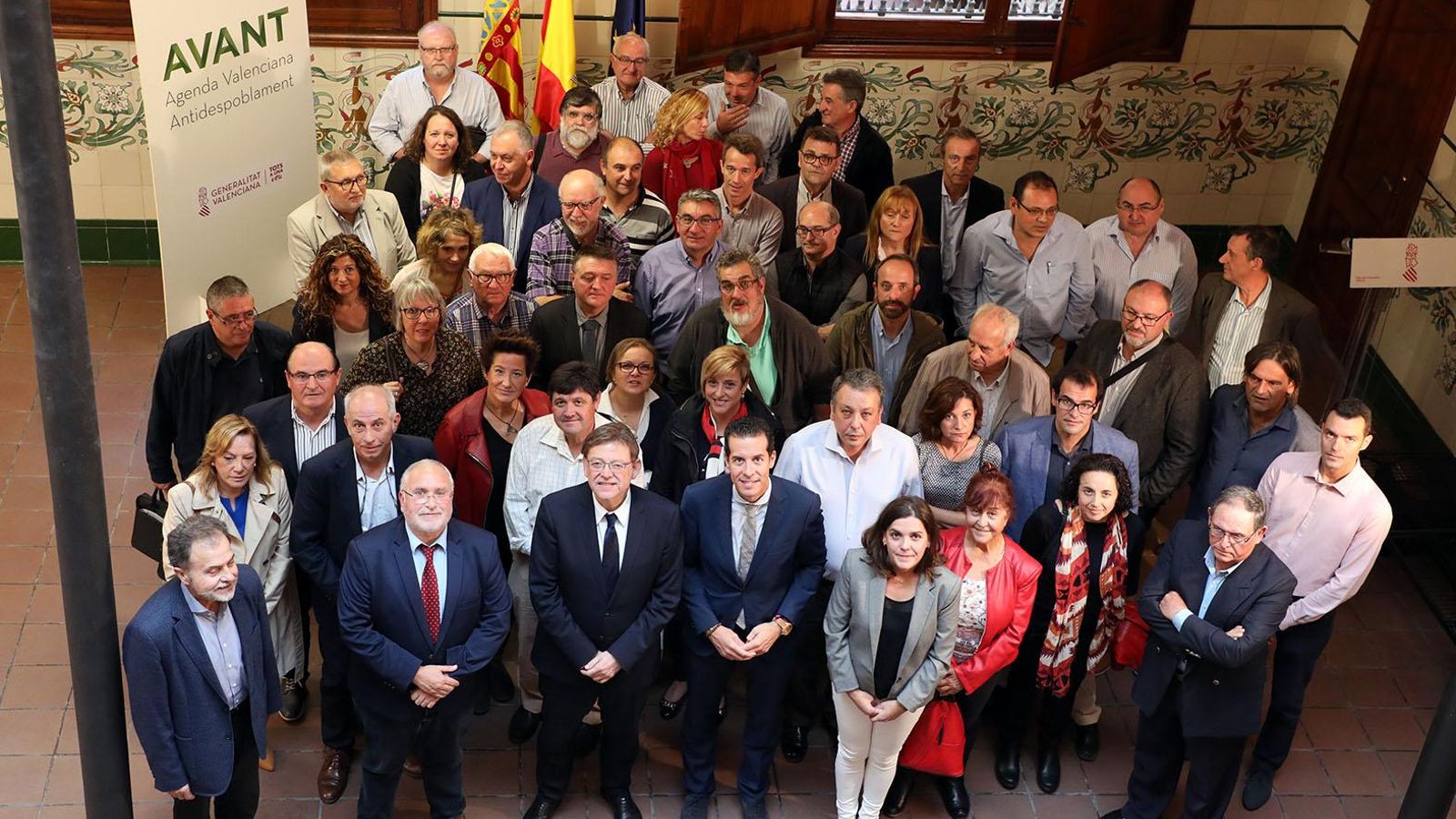 Puig i els alcaldes de les poblacions afectades en la presentació, aquest matí, del pla d'ajudes contra el despoblament. Font: GVA