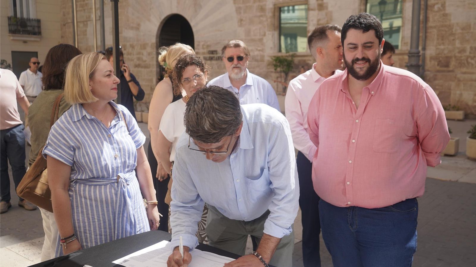 L'alcalde d'Ontinyent i líder d'Ens Uneix, Jorge Rodríguez, en l'arreplegada de firmes este dimecres