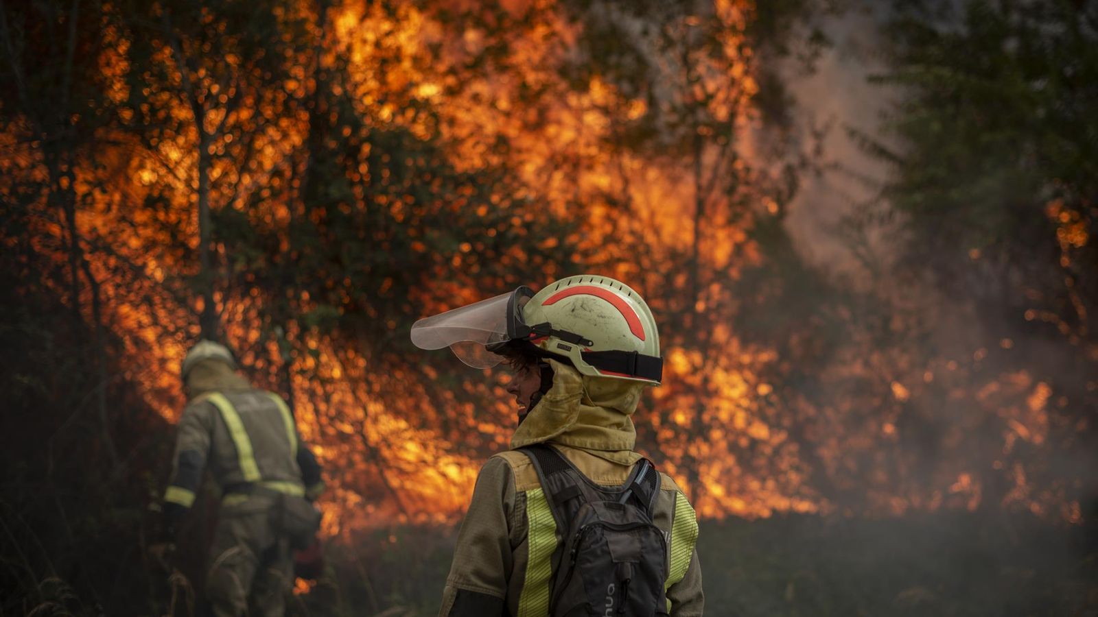 Els bombers treballen en l'incendi declarat a O Barco de Valdeorras (Ourense)