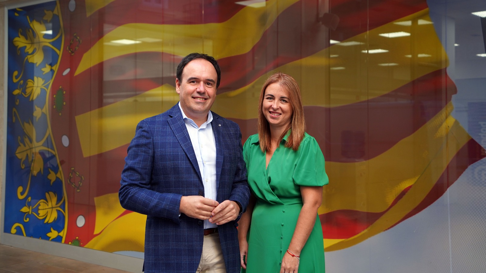 El secretari general del PPCV, Juanfran Pérez Llorca, posa amb l'alcaldessa de Requena, Rocío Cortés